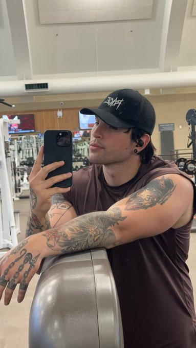 How I&rsquo;m spending the day https://t.co/V0iO6wKtkX