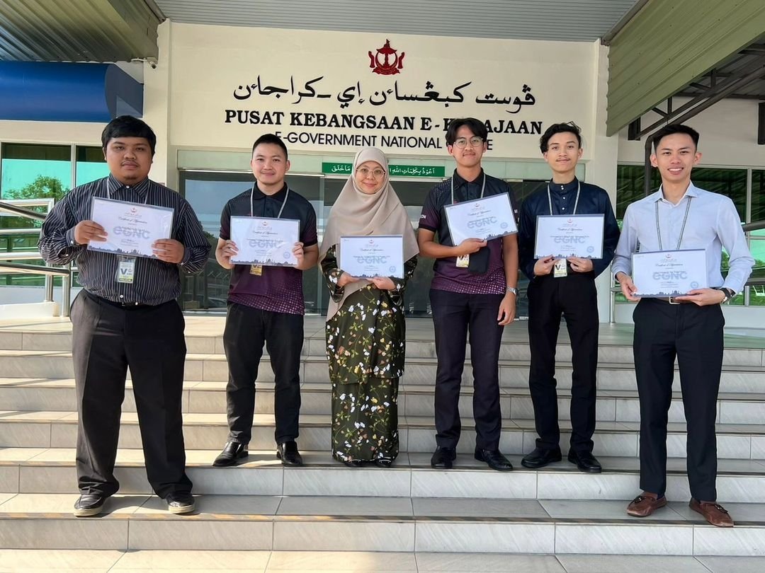 EGNCTweet's tweet photo. Penyampaian sijil penghargaan kepada para pelajar dari Universiti Teknologi Brunei, Politeknik Brunei, dan Maktab-Maktab Institut Pendidikan Teknikal Brunei setelah menamatkan latihan penempatan kerja sementara di EGNC.

Terima kasih dan selamat maju jaya!

#egnc https://t.co/rqhNOjJNep