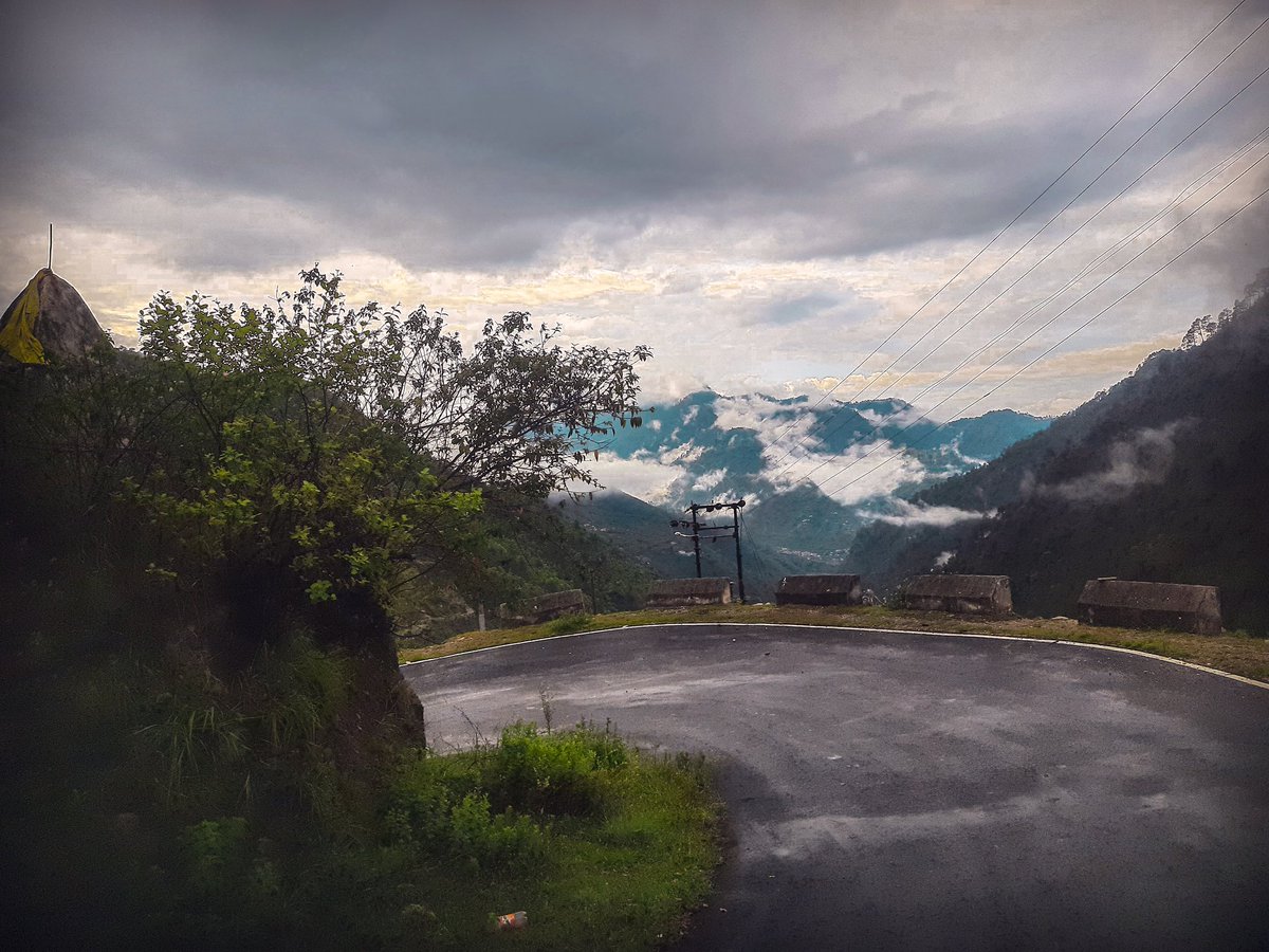 cmra_wle_bhaiya's tweet photo. Garhwal ⛰️🏔️
#devbhumiuttarakhand
#uttarakhand #tehri #garhwal #garhwalhimalayas #hevan
#clouds https://t.co/ucpA6eUAAN
