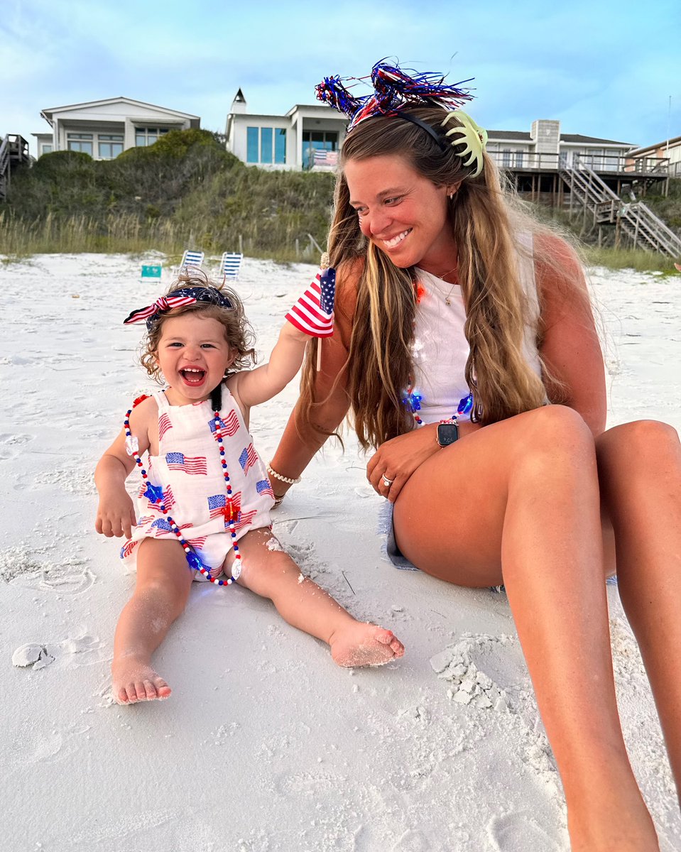 ThomasRhett's tweet photo. Happy 4th, y’all! 🇺🇸 https://t.co/4pZwbsHBmv