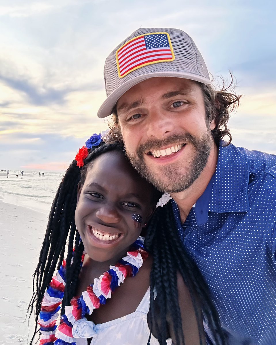 ThomasRhett's tweet photo. Happy 4th, y’all! 🇺🇸 https://t.co/4pZwbsHBmv