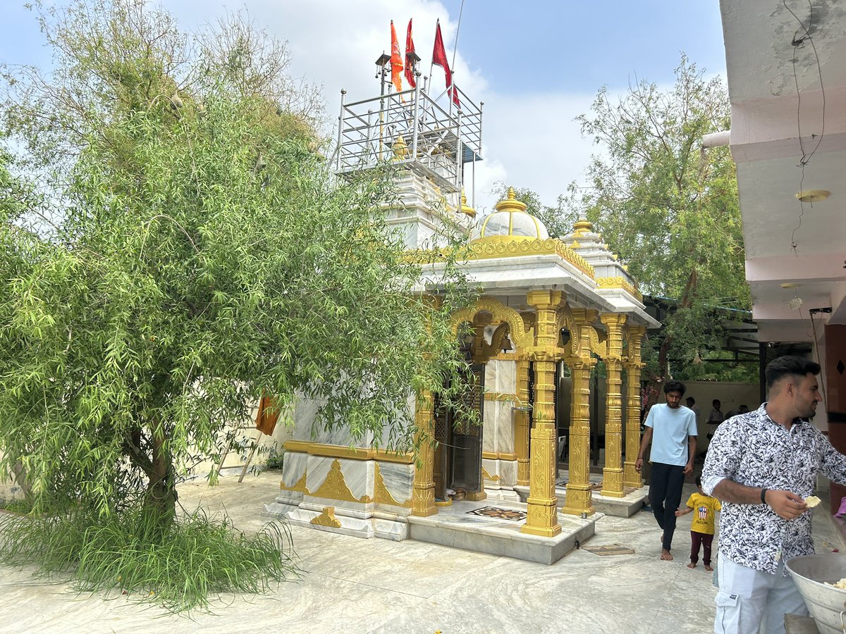 Sikotarmataseva's tweet photo. શ્રી સિકોતર માતા સેવા ટ્રસ્ટ દ્રારા ગ્રુરુ પુર્ણીમાં ના દિવસે ભોજન પ્રસાદી નું આયોજન કરવા માં આવ્યું ભૂખ્યા ને ભોજન 

દર રવિવાર અને પૂનમ ના દિવસે ભુવાજી શ્રી માનસિંહભાઈ ચૌધરી માતાજી ની ગાદી એ બેસવા ના છે… દરેક ભાવી ભક્તો ને ભાવ ભર્યું આમંત્રણ છે. 

દાન આપવા માટે - +918401414840 https://t.co/GmXcngjrFe