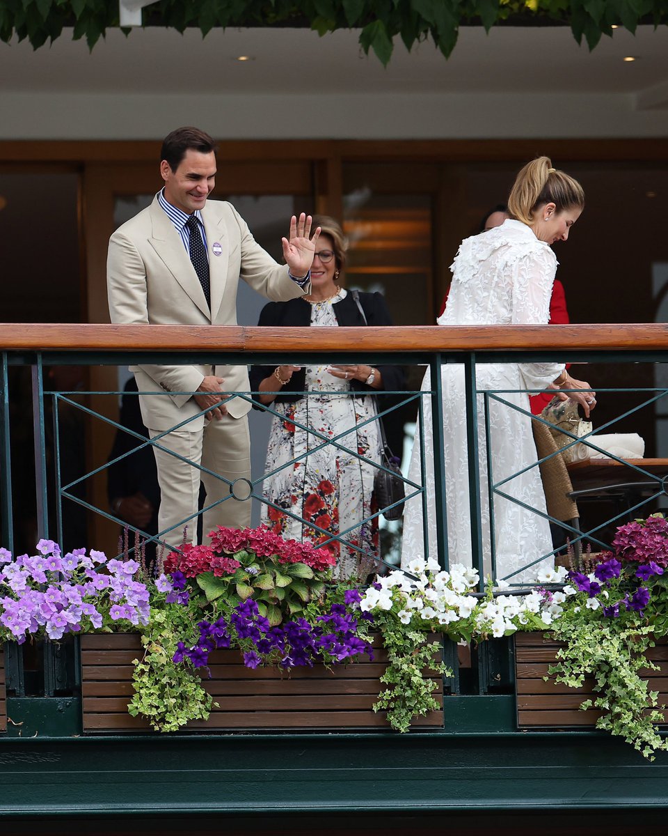 disayshello's tweet photo. waving at that special balcony. 🍓 https://t.co/2YHcBjxUNv