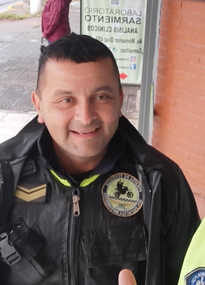 MarianaR31's tweet photo. Acaban de matar a un cabo de la Policía de siete balazos para robarle la moto en la autopista Tucumán-Famaillá. Le dispararon en la pierna, la ingle, las partes íntimas, el abdomen, el brazo y la mano. Ramón Sánchez deja huérfana a una niña y a una familia destrozada. https://t.co/wS3DkMxqYN