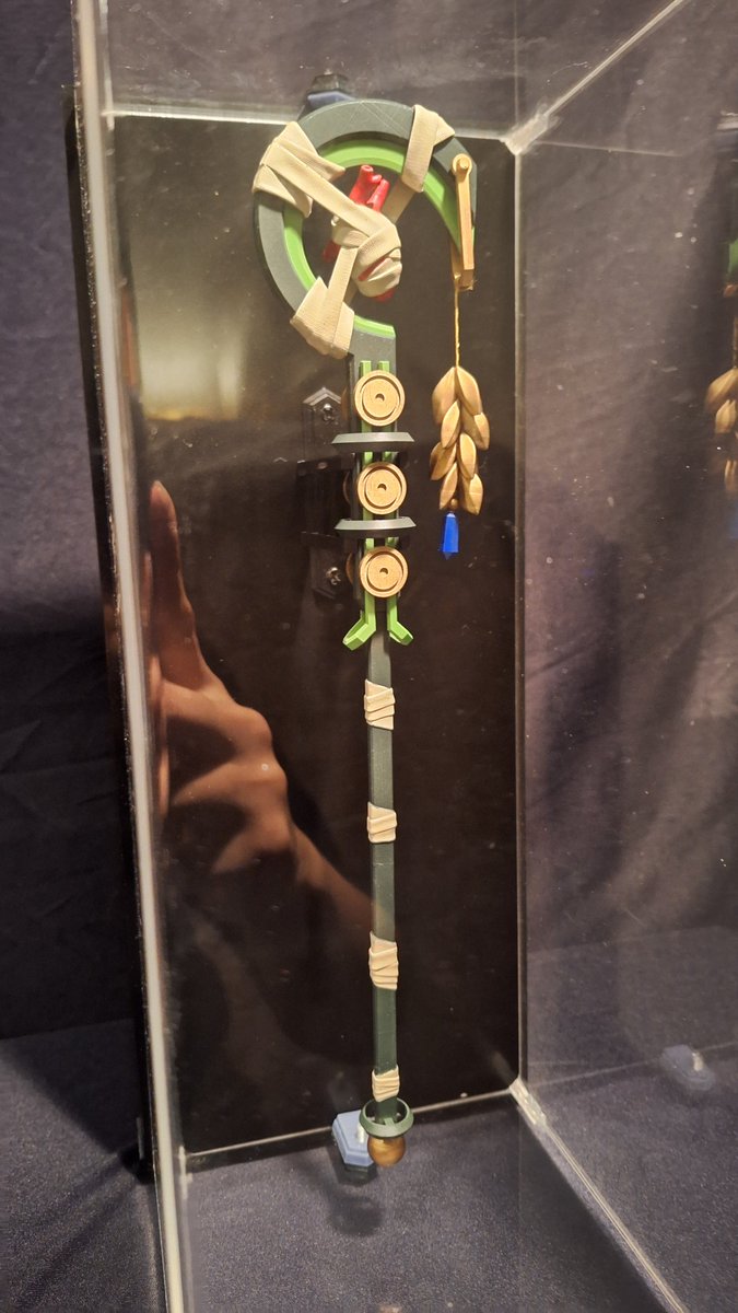AnotherParfait's tweet photo. I modeled Ollie's staff from scratch, printed, painted it for my gf's birthday.

There's a micro LED installed in the heart.
#Dislyte #dislytefanart @dislyte https://t.co/QHmDWuhhFC