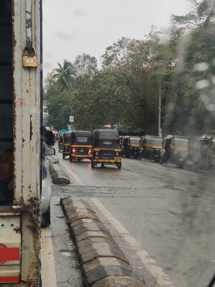 George_RK's tweet photo. @MTPHereToHelp Even now same situation. Only if u stop share auto who ply with 5 passengers will this stop https://t.co/oqZajXQS8C