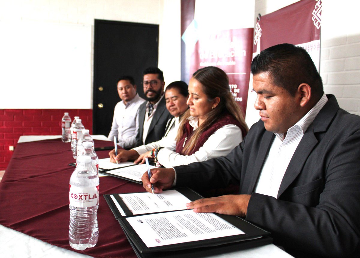 IEEAPuebla's tweet photo. #PasaLaVoz, como parte de las acciones del programa “𝑬𝒍 𝒃𝒖𝒆𝒏 𝒋𝒖𝒆𝒛… 𝒑𝒐𝒓 𝒔𝒖 𝒄𝒂𝒔𝒂 𝒆𝒎𝒑𝒊𝒆𝒛𝒂”, firmamos convenio de colaboración con @SMX2021_2024, evento encabezado por nuestro titular @Ismael_ZarateG y la presidenta municipal Guadalupe Siyancan Peregrina. https://t.co/6wlM6kWzi3