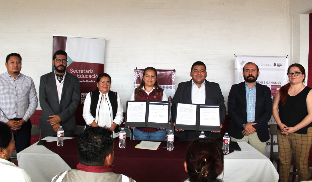 IEEAPuebla's tweet photo. #PasaLaVoz, como parte de las acciones del programa “𝑬𝒍 𝒃𝒖𝒆𝒏 𝒋𝒖𝒆𝒛… 𝒑𝒐𝒓 𝒔𝒖 𝒄𝒂𝒔𝒂 𝒆𝒎𝒑𝒊𝒆𝒛𝒂”, firmamos convenio de colaboración con @SMX2021_2024, evento encabezado por nuestro titular @Ismael_ZarateG y la presidenta municipal Guadalupe Siyancan Peregrina. https://t.co/6wlM6kWzi3
