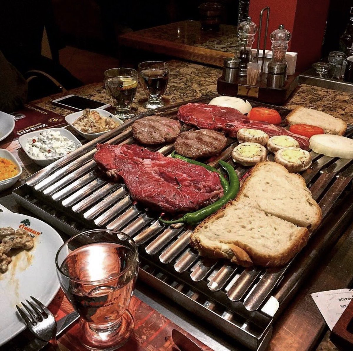 SAinTurkiye's tweet photo. 🚩 اختار اللحوم وقم بشوائها بنفسك على طاولتك في مطعم ÇINARALTI MANGALBAŞI في اسطنبول 🥩🤤 

📍 فرع بوسطانجي: https://t.co/gauws2nkFW 
📍 فرع اتاشيهر: https://t.co/gT9mtLIT7F https://t.co/kS14rCGAzg