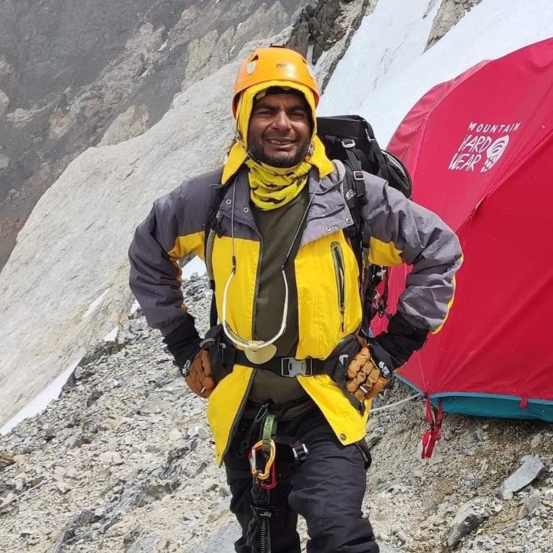 asifkhoja's tweet photo. 🆘“Rescue Operation Nangaparbat”🆘

Dr Asif Bhatti is at C3, reached there with the help of Israfil (Azerbaijan Climber) from C4. Dr bhatti’s health is deteriorating & Heli sling operation seems only solution. The ground rescuers have not moved from BC. It was flase new regarding their movement towards C2. Imidiate actions and decisions are requiste to safe the life of Prof Bhatti. 

Asif Khoja (Social media Incharge & Point of Contact of Dr Bhatti).

#RescueAsifBhatti #NangaParbat 

@geonews_urdu @KarakoramClub @thealpineclub @OfficialDGISPR @CMShehbaz @alan_arnette @KrisAnnapurna @shahnizari @Samson_Sharaf @sajid_sadpara @Rohshan_Din