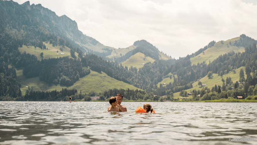 #Schweizer #Sommerferien: #Abkühlung im #Bergsee & vor dieser Kulisse! #Schwarzsee @uft_ftv fribourg.ch/de/schwarzsee/… #IneedSwitzerland 🇨🇭☀️🌊