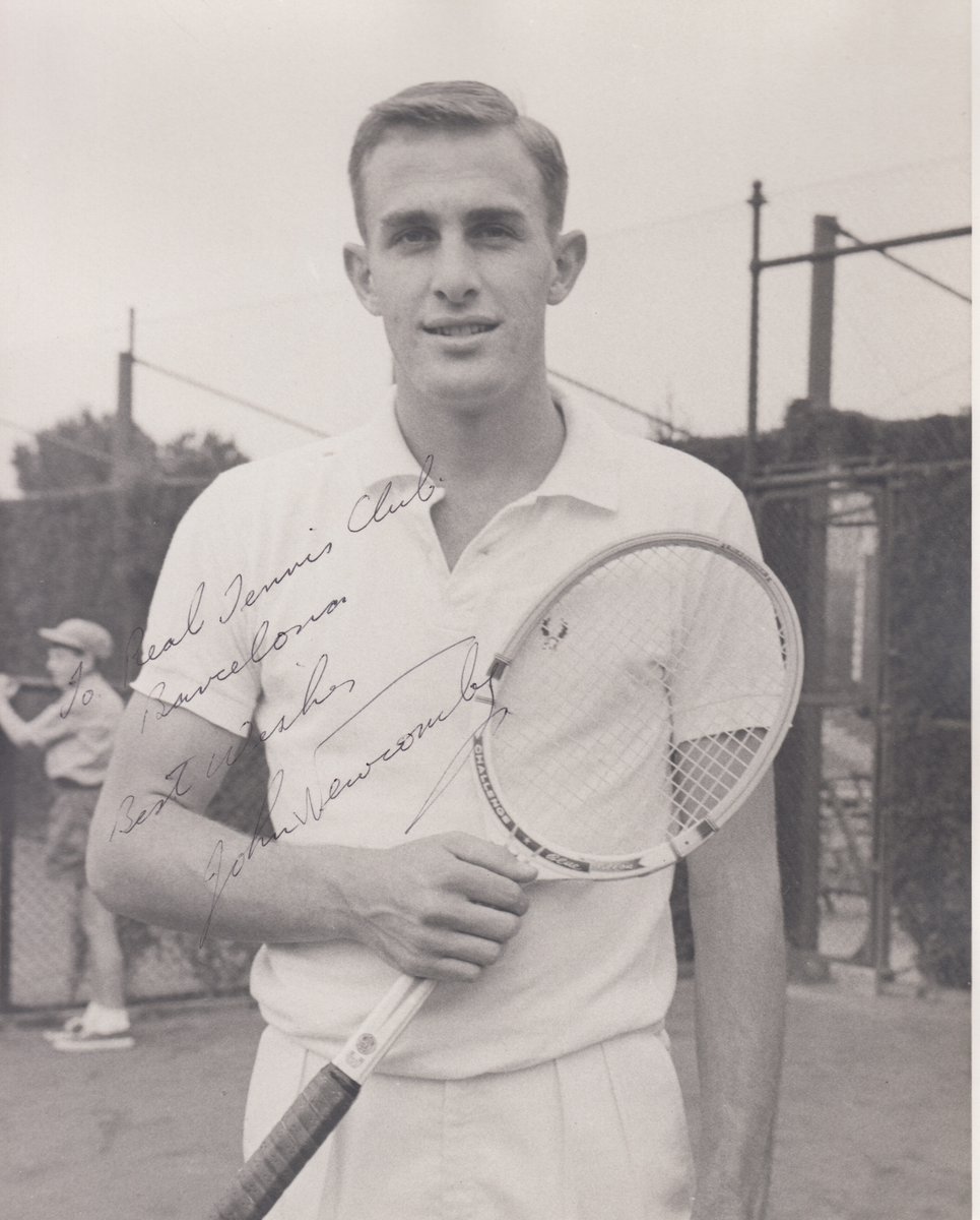 Foto dedicada por John Newcombe en 1962 al <a href="/rctb1899/">RCT Barcelona-1899</a>