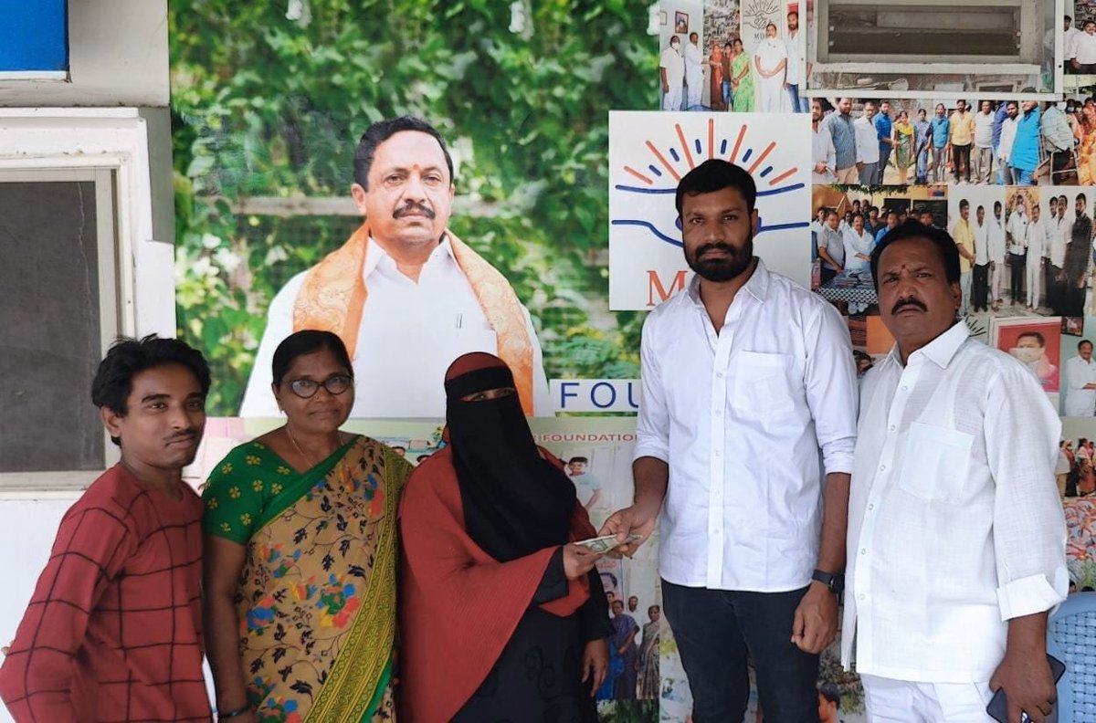 MDR_Foundation's tweet photo. ఆడపిల్ల పెళ్లికి హార్దిక సహాయం అందించిన #MDRఫౌండేషన్ చైర్మన్ మాదిరి దేవేందర్ రాజు గారు.పటాన్ చెరువు పట్టణంలో నివాసం ఉన్న మహమ్మద్ అబ్దుల్ నజీబ్ కూతురు వివాహానికి #MDRఫౌండేషన్ చైర్మన్ మాదిరి దేవేందర్ రాజు గారి సహకారంతో #MDRఫౌండేషన్ అధ్యక్షుడు మధుసూదన్ చేతుల మీదుగా అందించడం జరిగింది https://t.co/4Im2Sjb8Mk
