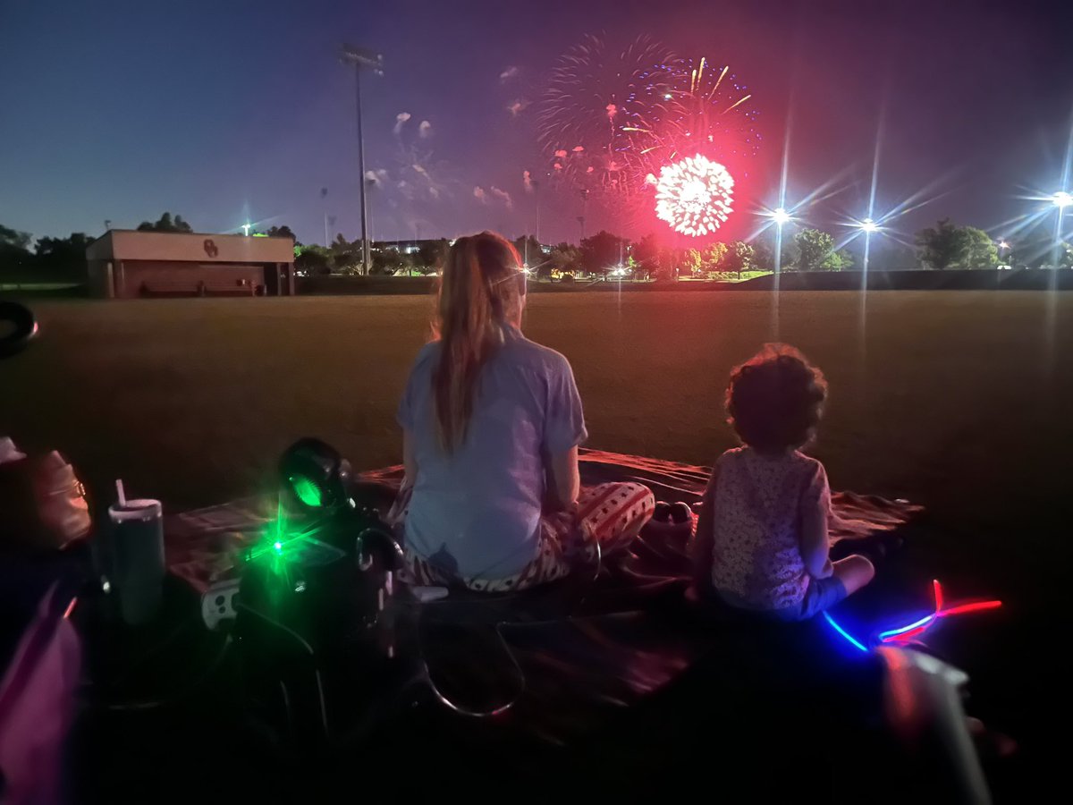 tannermillerok's tweet photo. Not a bad place to watch the show with the fam on the #johncrain soccer field. Could use a mow though. #ousoccer https://t.co/1BwJzfVkKz
