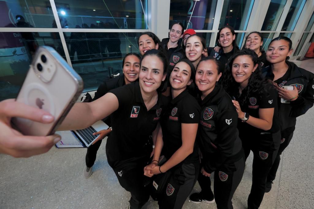 maximoavance's tweet photo. Las Selecciones mexicanas 🇲🇽 de flag football partieron a Charlotte en donde disputarán el Americas Continental Championship 🏆 del 5 al 7 de julio 🏈
📸 @imagenshop
#FMFA @IFAFMedia https://t.co/Z9NptAmcGY