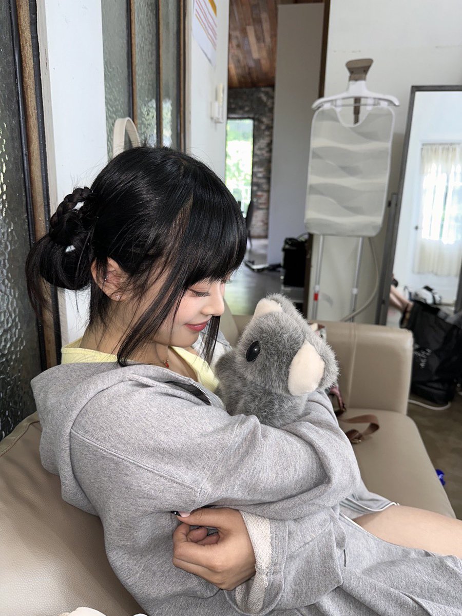 NewJeans_twt's tweet photo. my baby koala 🐨💖
팬미팅 VCR에 출연하지 못해서 한번 소개해 주고 싶었어요~~!  

#Hanni #하니 #NewJeans https://t.co/tvdwrV9XWD