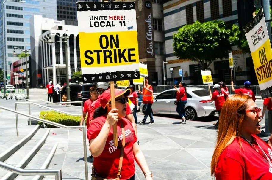 On this #4thofJuly, I stood in solidarity with @unitehere11 hotel workers as they continue to fight for dignity and respect on their third day of the #socalhotelstrike. 🧵