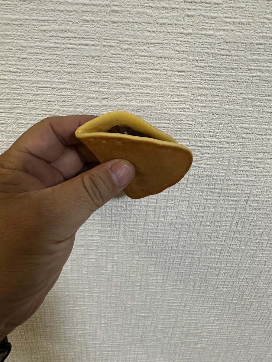 主菓子冷凍のススメ　最近、京都で和菓子(主菓子)を買うと、冷凍することにしている。こんちきちんにしても阿闍梨餅にしても葵屋の焼き餅にしても、冷凍するとそれはそれで異なる味わいが出、何よりも長期間、銘菓の味が楽しめる。