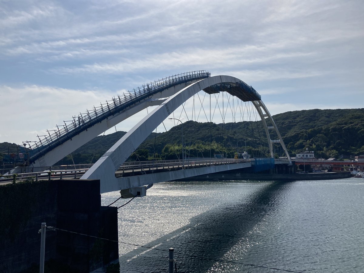 mie_kendoseibi's tweet photo. 👷工事による通行規制解除のお知らせ

パールロード麻生の浦大橋の橋梁補修工事のため、6月5日より通行規制をしておりましたが、作業が早く完了したため、通行規制を段階的に解除します✨

7月5日17時~　片側交互通行
7月7日17時~　全面通行可能🚗

ご協力ありがとうございました✨

#志摩建設事務所 https://t.co/BGQ4Nk9fdg