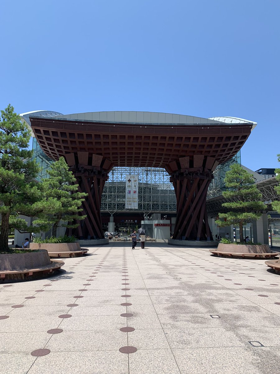 SharonApple1921's tweet photo. 北陸観光その1 金沢駅の鼓門　でっかいです/// https://t.co/Dcgn2cFzuN