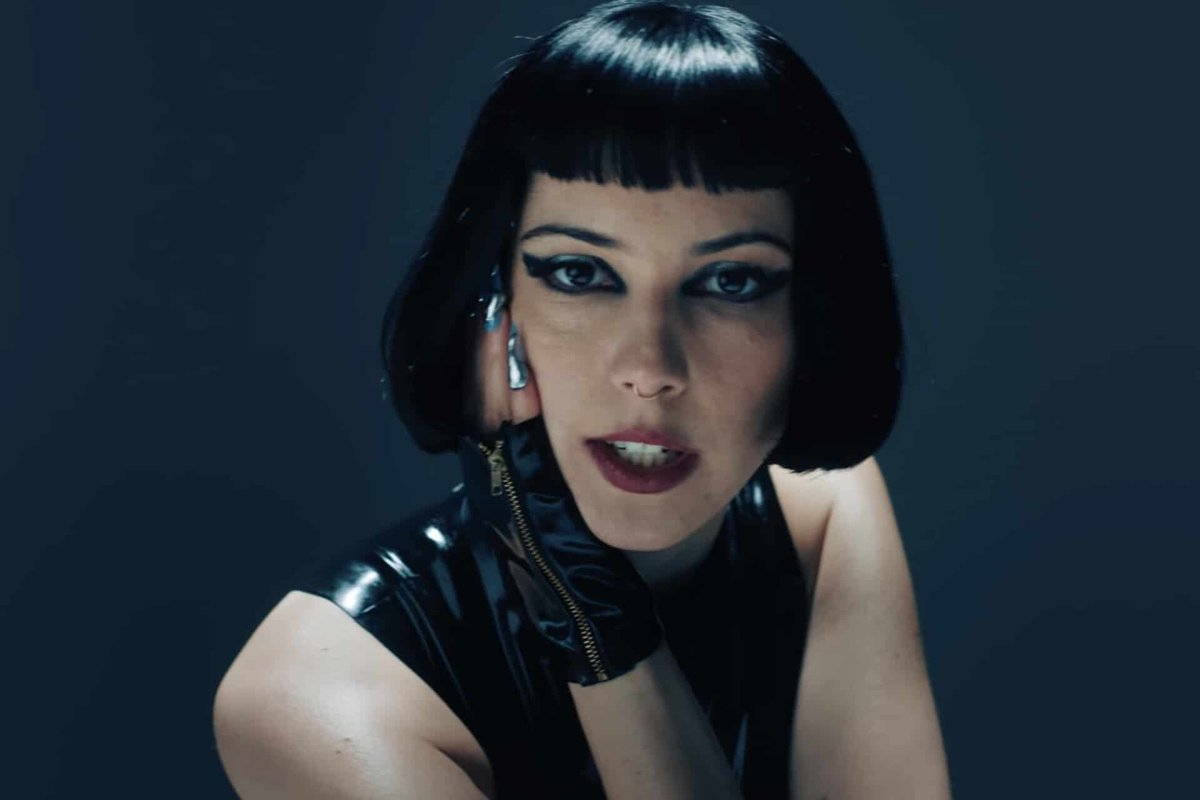 du musst schon jeden hörbaren song mit einem featurepart und deiner nervigen bastardstimme versauen wenn du denkst dass wir ficken
ich: