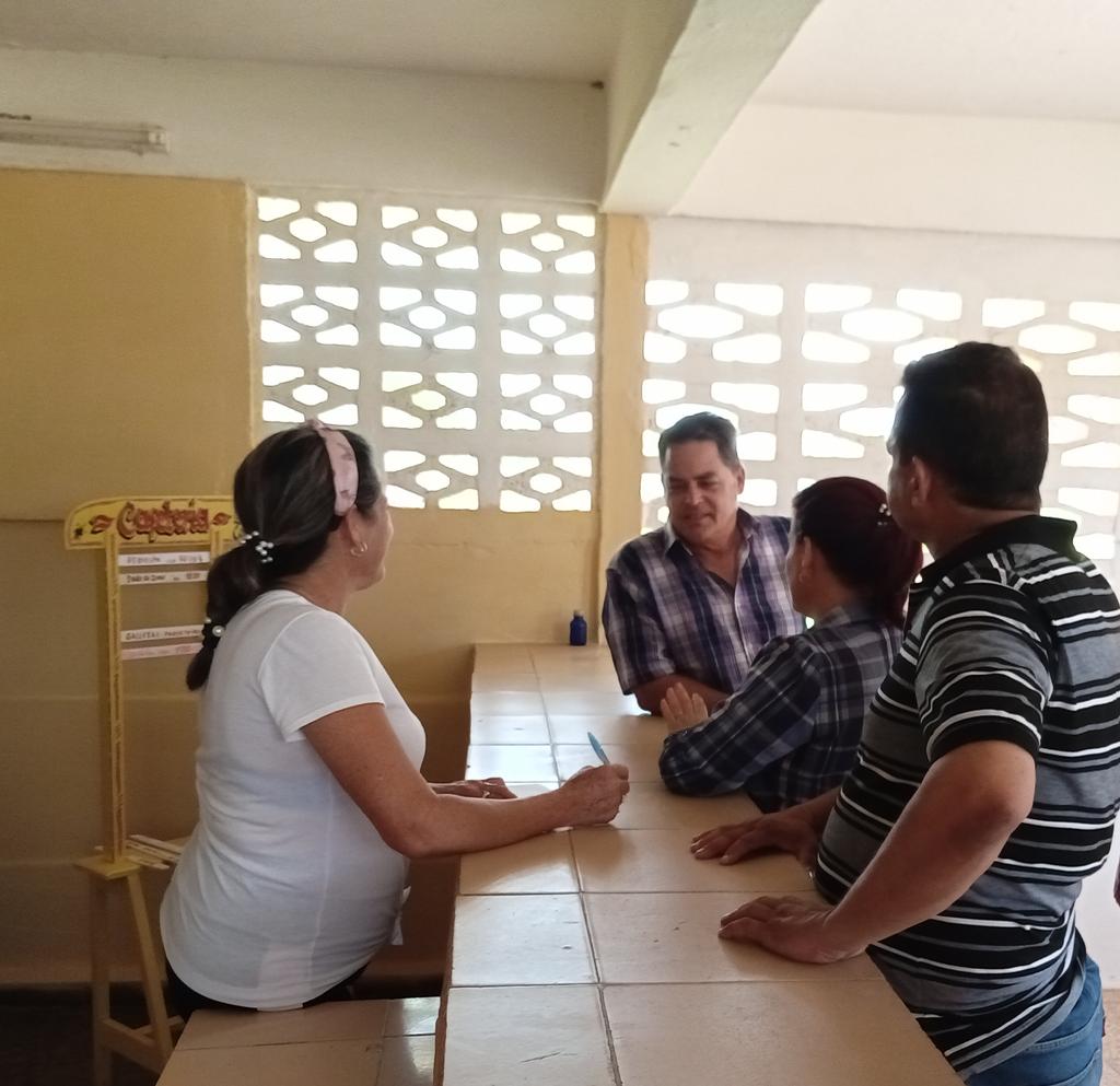 GrandaMorejon's tweet photo. En San Andrés, La Palma, #PinardelRío, @YamileRamosCord, Primera Secretaria del @PartidoPCC en la Prov y el Gobernador, Eumelín González, chequearon hoy las labores de recuperación de las afectaciones del Huracán Ian y otros programas de la Revolución. #Cuba #ConTodosLaVictoria https://t.co/FYXNSjv0nL