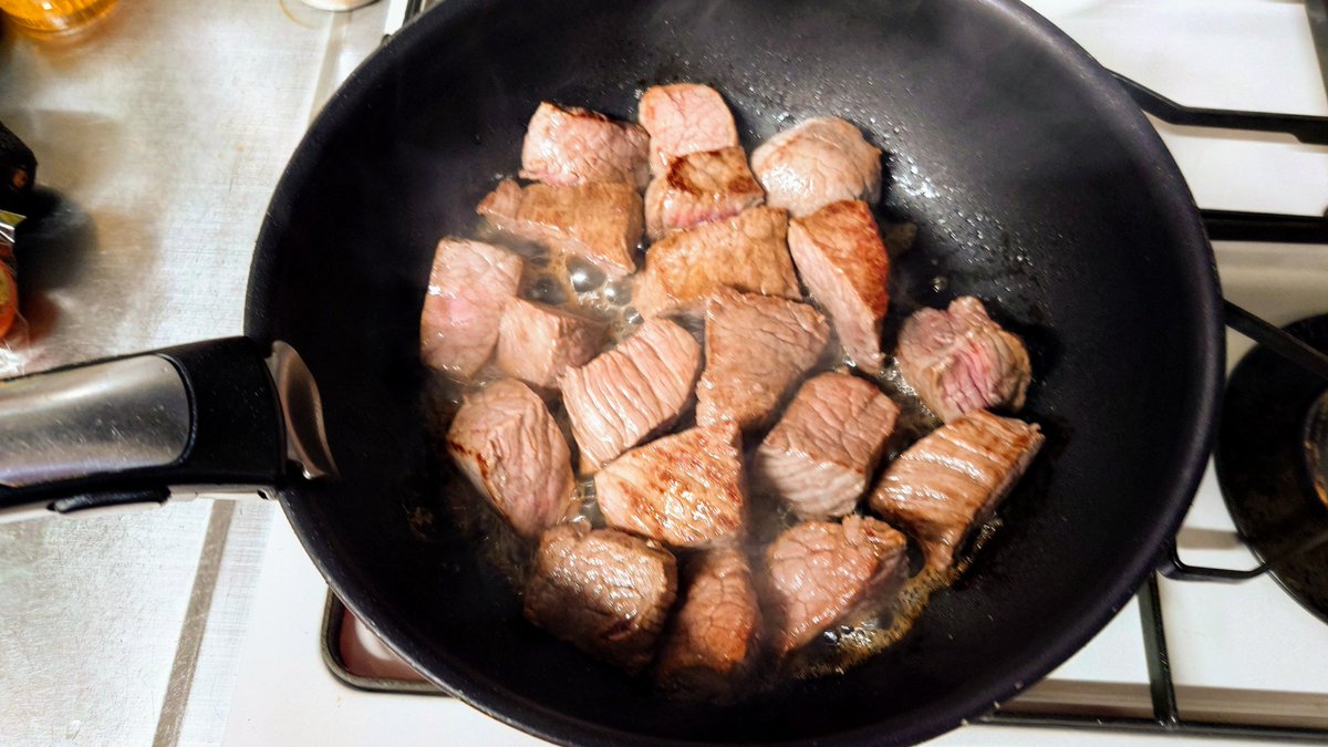 ふはははははは！！！肉だ肉だーーーーー！！！ふはははははは！！！！#おうちごはん　#料理好きな人と繋がりたい https://t.co/YfJp8xi4b5