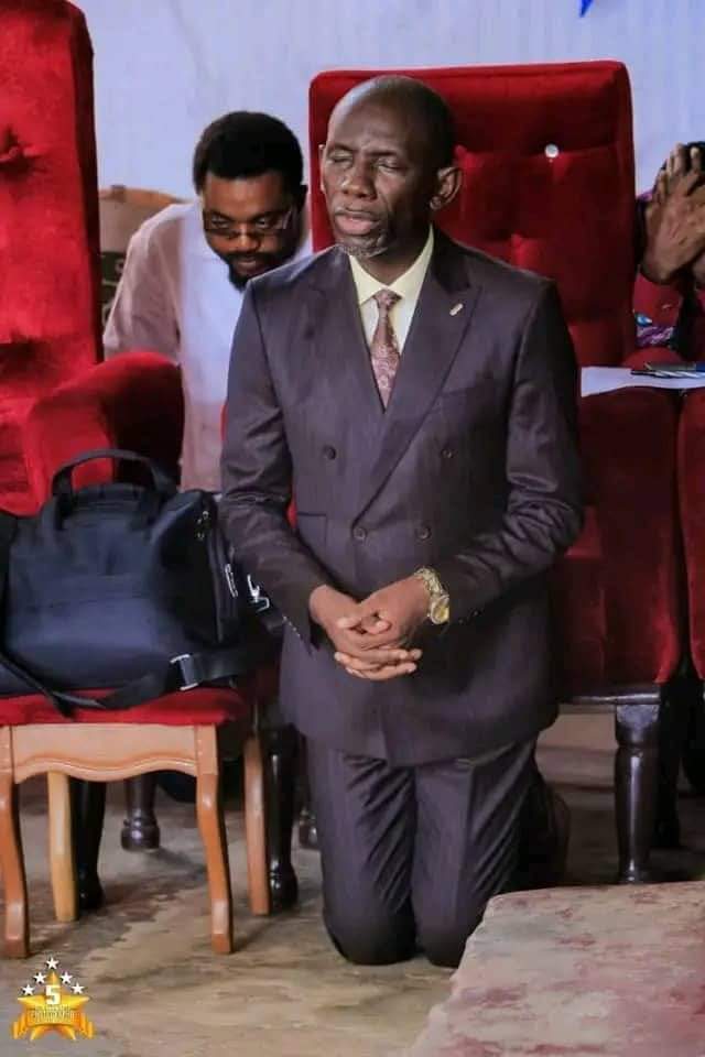 BlaiseKanda2's tweet photo. Ce matin, prie :
Seigneur Jésus, change mon regard
Donne- moi la force de laisser partir Agar
Puisque Tu es Très bon 
Libère-moi de  tous ces démons
Qui me poussent à fonder ma gloire 
Sur ce qui est illusoire et provisoire. https://t.co/Y5ptQvraUa