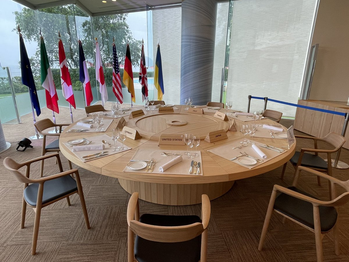 G7広島サミットの会議やランチで使用されたテーブル・椅子。広島のマルニ木工製で、椅子はもちろん深澤直人さんデザインのHiroshima。
今なら、まさに首脳の皆さんが座った椅子とテーブルで、首脳が食べた食事をいただけます！@グランドプリンスホテル広島