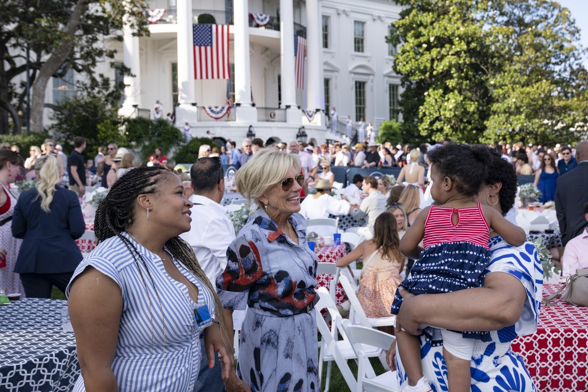 POTUS46Archive's tweet image. Jill and I were honored to celebrate this Independence Day with our military families who represent a link in a chain of honor that stretches back to our founding days. 
 
Unbreaking and unbending.