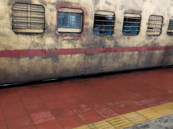 thomasabv's tweet photo. Train 12643 , Trivandrum  hazrat-nizamuddin express s6 coach from palakkad junction  railway station. How can you send such disgusting and old coaches for service. How unsafe are these. Shameful.@RailMinIndia @SCRailwayIndia https://t.co/EkXPkrfsYJ