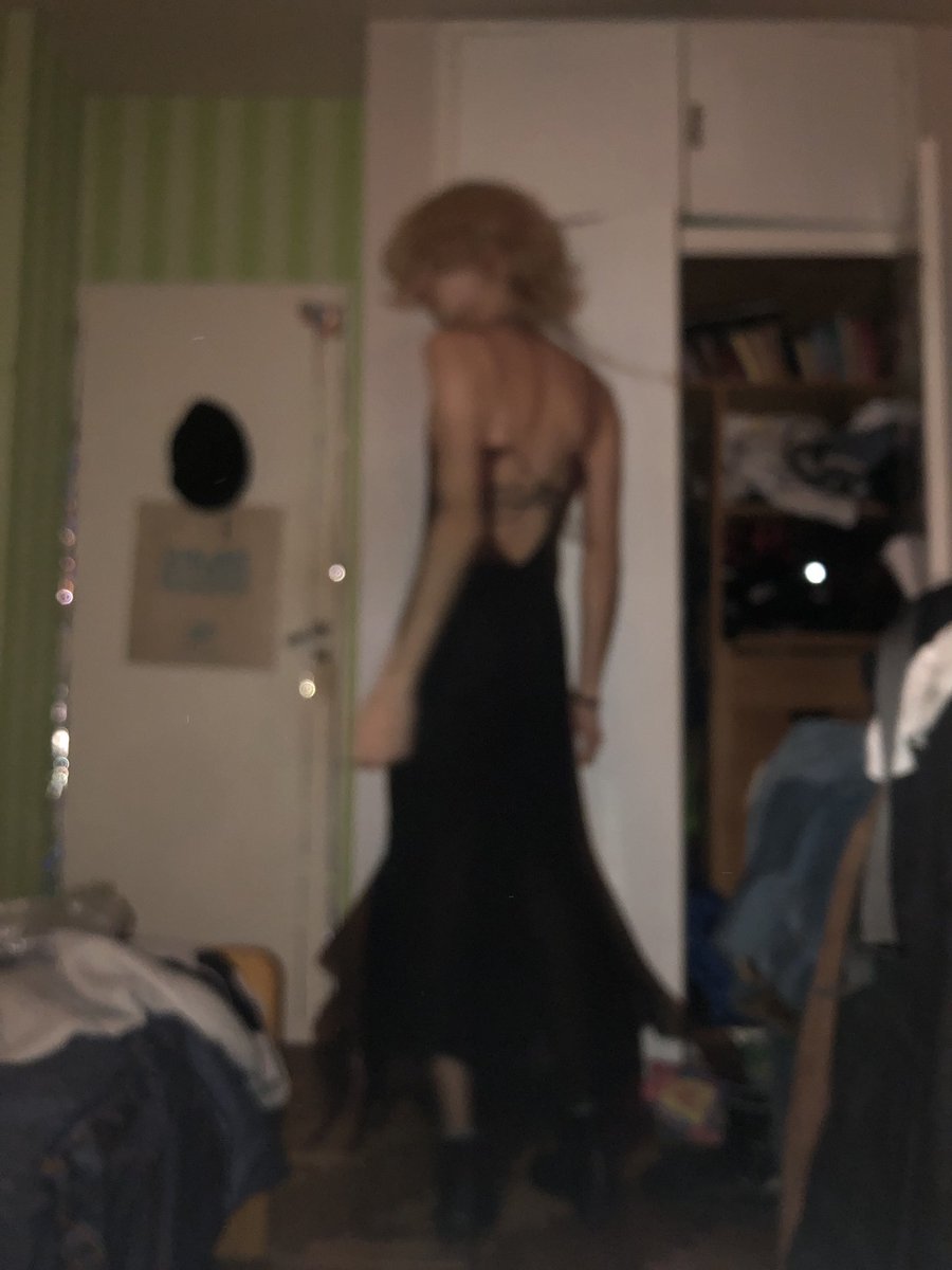 hellvetesfnster's tweet photo. my room messy but my dress sexy 👩‍❤️‍💋‍👨🫂 https://t.co/3higqERwdI