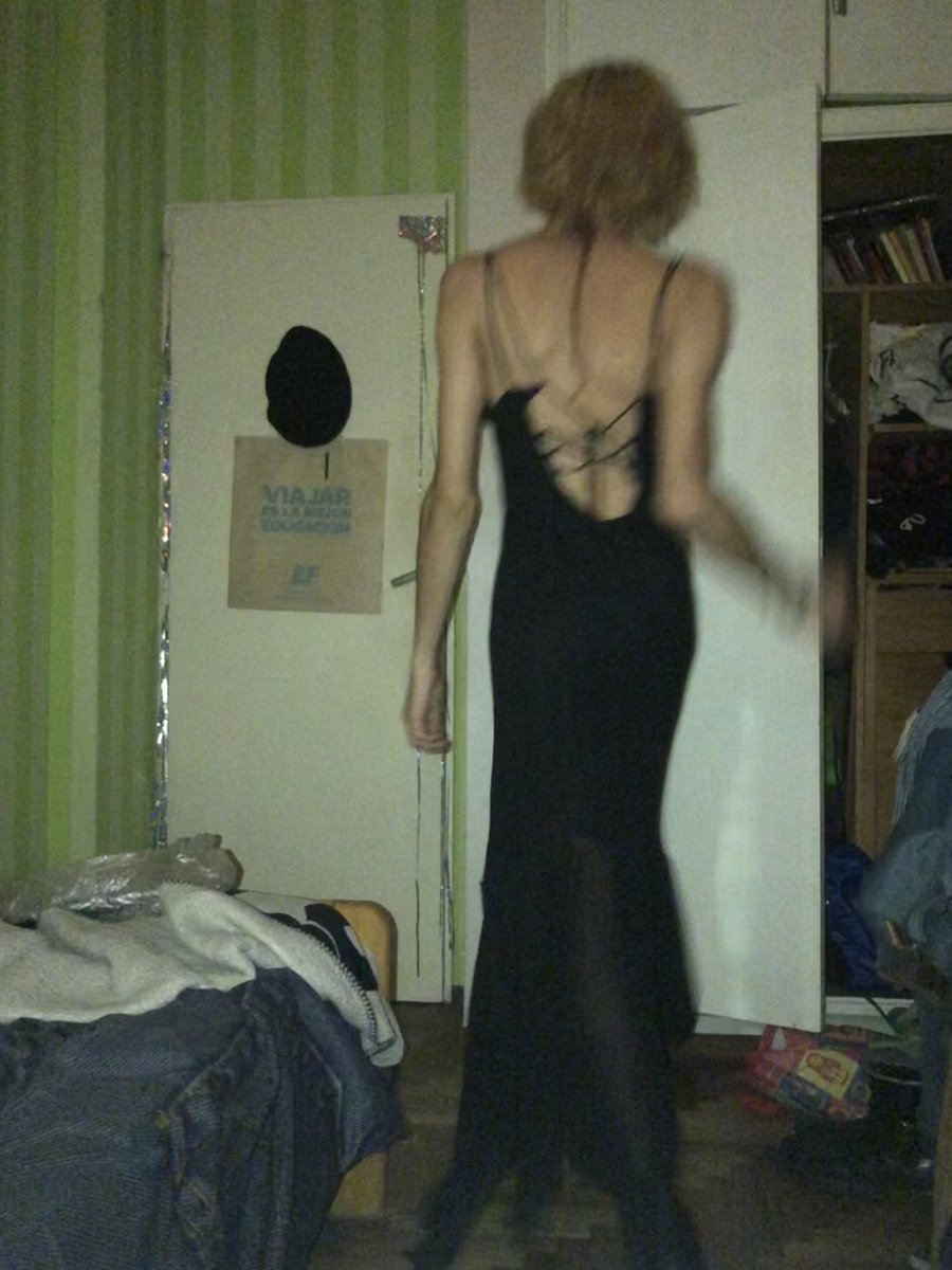hellvetesfnster's tweet photo. my room messy but my dress sexy 👩‍❤️‍💋‍👨🫂 https://t.co/3higqERwdI