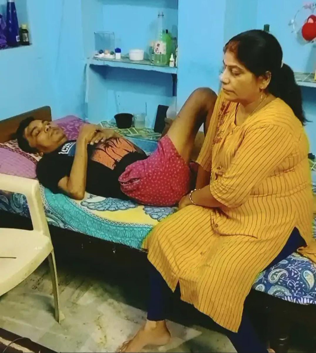 Shubhamshuklamp's tweet photo. ये टेलर राजकुमार शर्मा हैं, अब बिस्तर पर लेटे-लेटे ही पानी पीते हैं. खड़े नहीं हो पाते. काम नहीं कर पाते. घर की रोज़ी-रोटी चलना मुश्किल है. बेटी की शादी टल गई, बिन ब्याही घर पर हैं. जान पर खतरा बना हुआ है. किसी ने कोई मदद नहीं की. पिछले साल कन्हैयलाल की गला रेतकर निर्मम हत्या हुई. राजकुमार इस मामले में गवाह हैं. उस खौफनाक मंजर का इतना असर हुआ कि इन्हें लकवा मार दिया, अपाहिज जैसे हो गए. मानसिक तनाव में चले गए. अफसोस जिस उम्र में इनके बच्चे को पढ़ना चाहिए था उस उम्र में मजदूरी कर घर चला रहा है. सरकार, समाज कोई इनका साथ नहीं दे रहा है. हम ऐसे समाज में जी रहे हैं जहां मौत के बाद मुआवज़े का ऐलान होता है, लेकिन ज़िंदा जरूरतमंद की मदद कोई नहीं. ये सरकार और मृतक कन्हैयालाल को न्याय देने के लिए लड़ रहे हैं. इनके लिए कौन?
