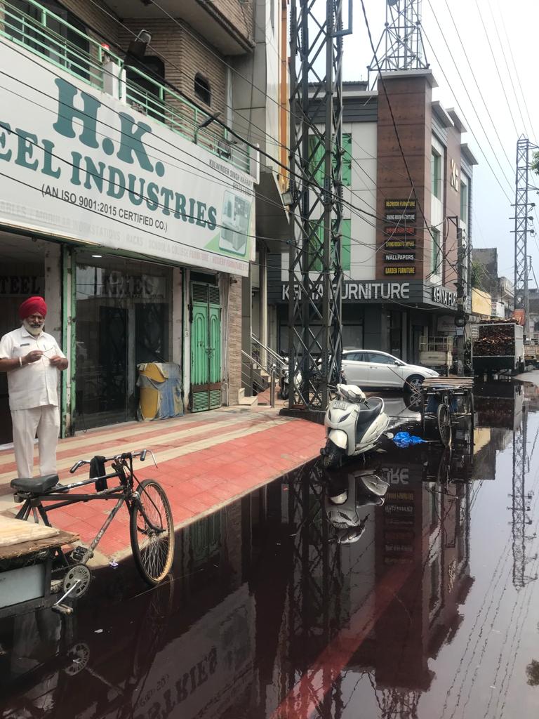 NeelkamalTOI's tweet photo. Environmentalists found the dying industries playing with the lives of people in such a way at #Ludhiana said to be #Machester of #Punjab, as earlier people were accustomed to but vigilant activists of #BDAF #PAC making polluters to b unmasked https://t.co/hSbATJzYt4