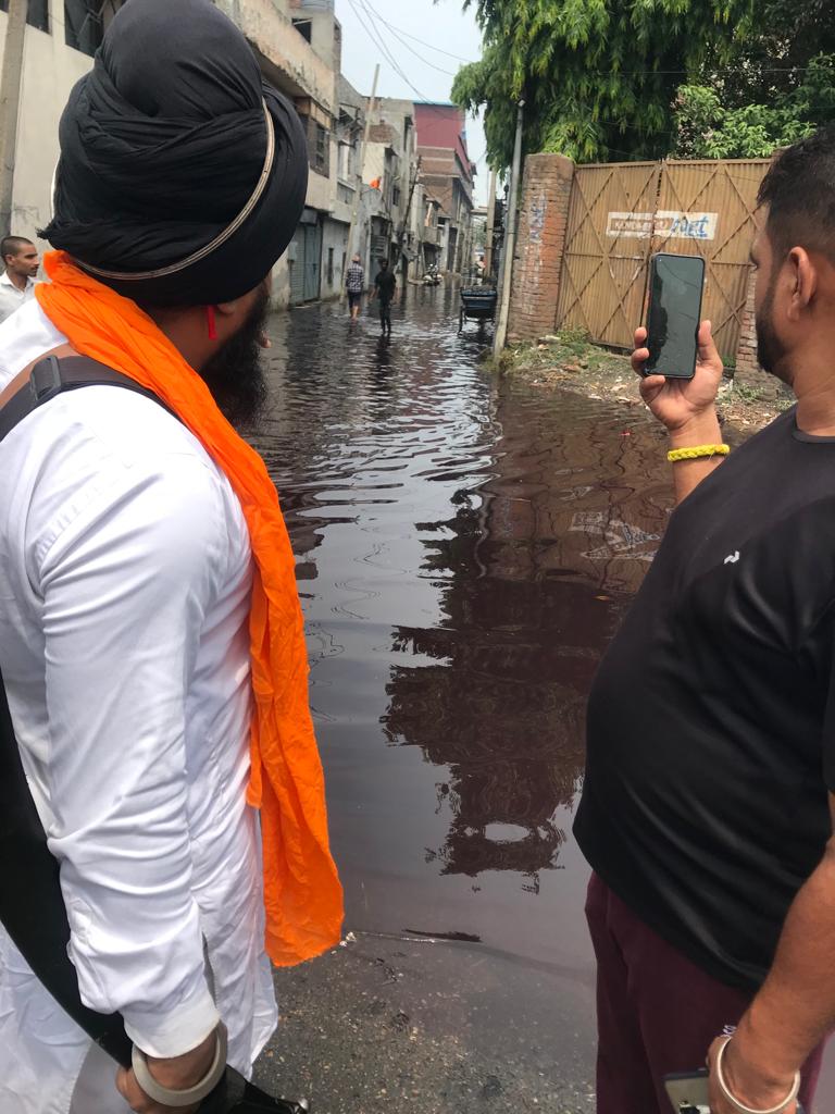 NeelkamalTOI's tweet photo. Environmentalists found the dying industries playing with the lives of people in such a way at #Ludhiana said to be #Machester of #Punjab, as earlier people were accustomed to but vigilant activists of #BDAF #PAC making polluters to b unmasked https://t.co/hSbATJzYt4