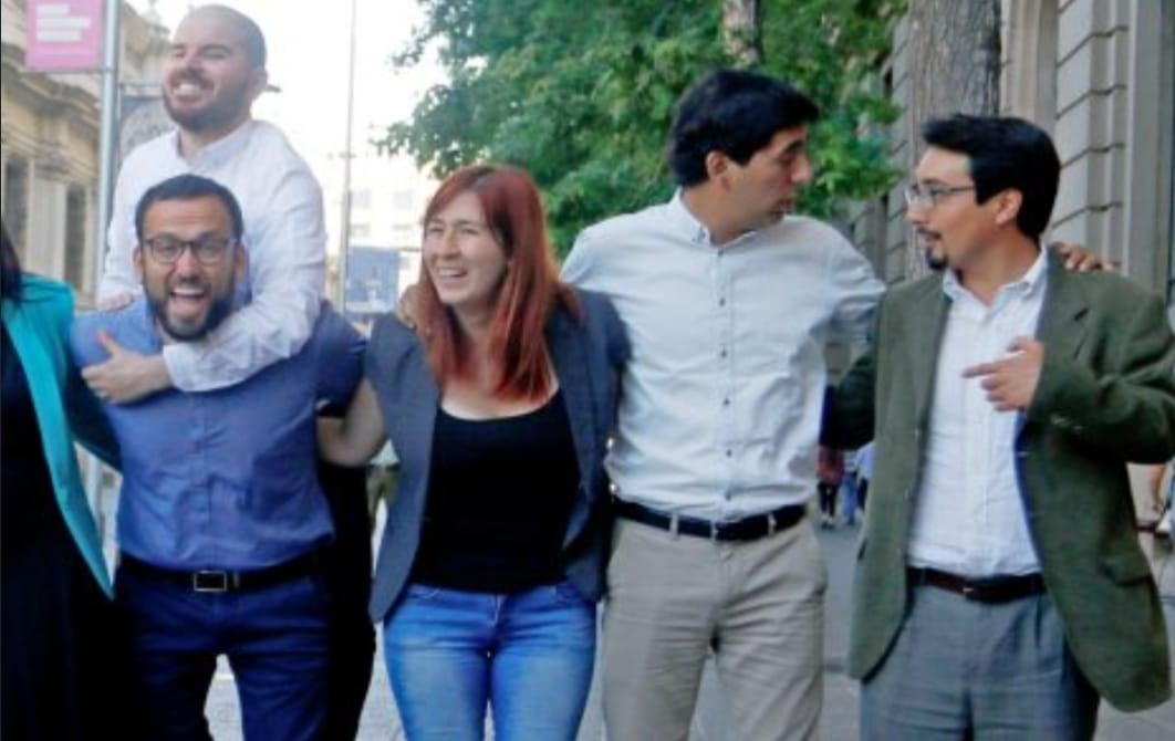 KarolCabriola's tweet photo. Queridos compañeres de Robolución Demoniática, espero que una vez encapsulado el error político, podamos volver a degustar de la #Trucha #Merluzo #Róbalo #Lenguado y #Machas que tanto les gustan, la invitación queda abierta, como @MaiteOrsini también está invitada a mi casa. https://t.co/ZlRN50DdUo