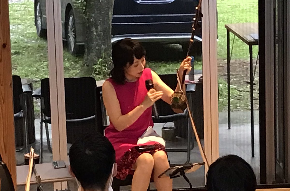 n41671609's tweet photo. 二胡の演奏者の楊雪(やんゆき)さん

演奏を聴いてきました。
美しい音色に聴き惚れました。

勢いで？兄弟子が
レッスンを申し込んでいました。
山手線大塚駅だとか…

その初回レッスンが
今日(7/5)！

2年後には
お披露目されるそうです。

#楊雪 #二胡 #コードマーク御代田 
#中国生まれ日本育ち https://t.co/NsHjaXME1h