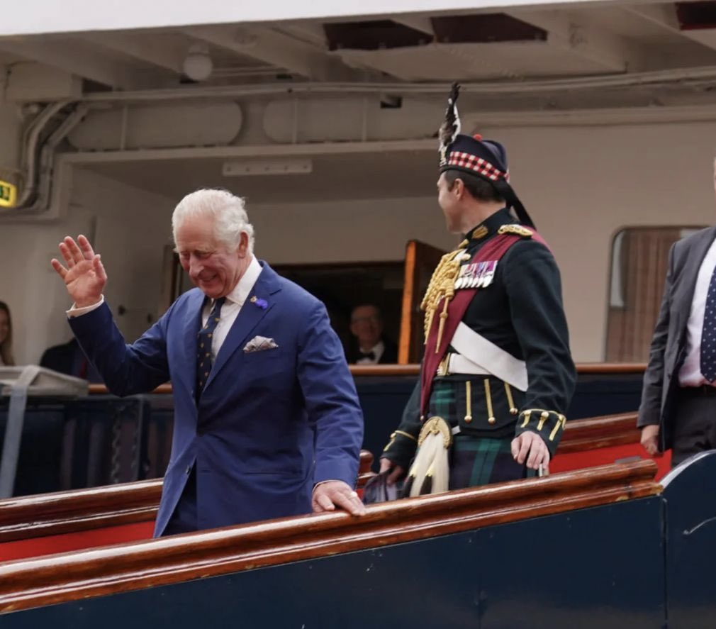 D_Julius0's tweet photo. King Charles can’t seem to shake this guy. 😂⚜️🎩
📸@RoyalInstaBlog https://t.co/bWdbrKyOMf