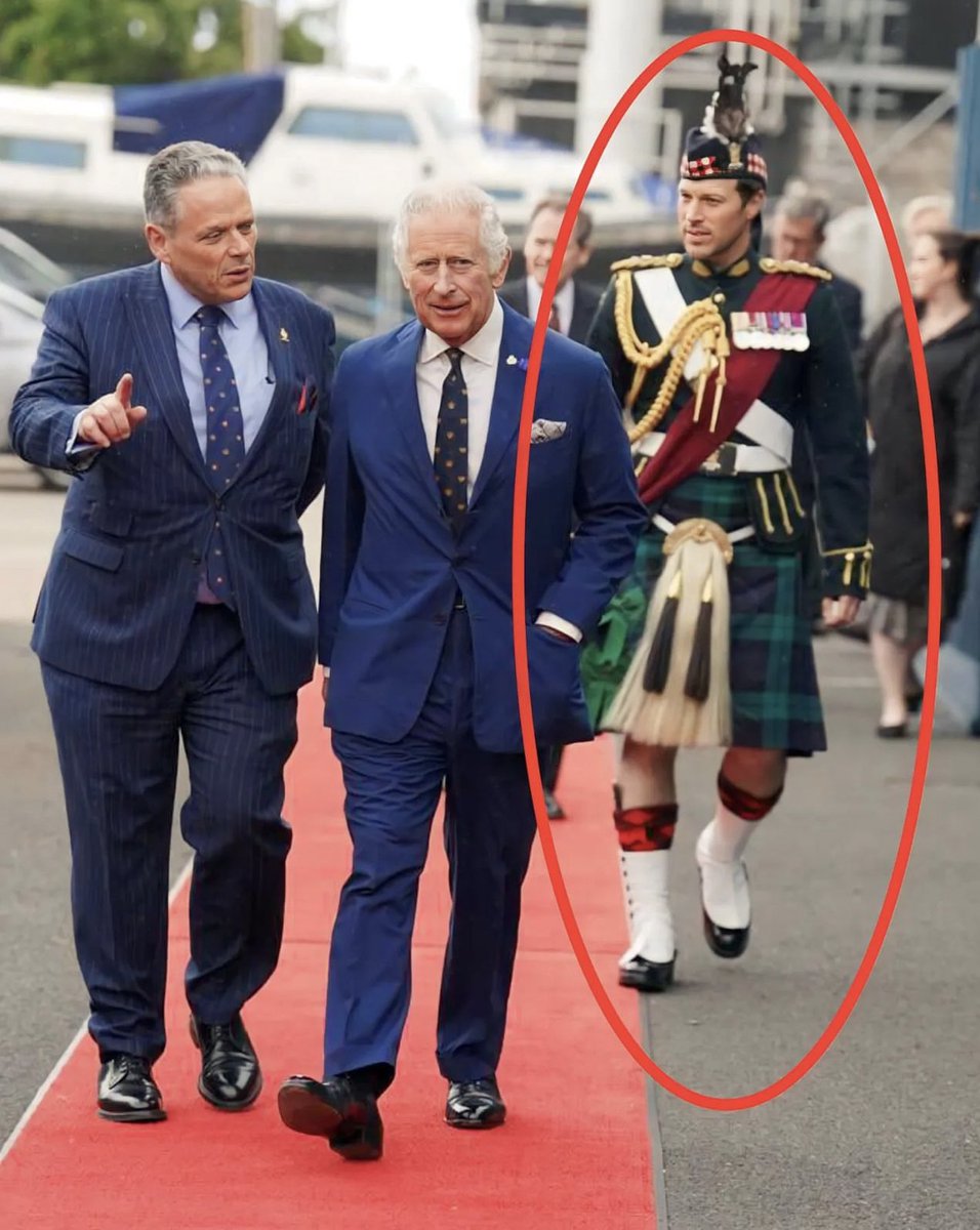 D_Julius0's tweet photo. King Charles can’t seem to shake this guy. 😂⚜️🎩
📸@RoyalInstaBlog https://t.co/bWdbrKyOMf