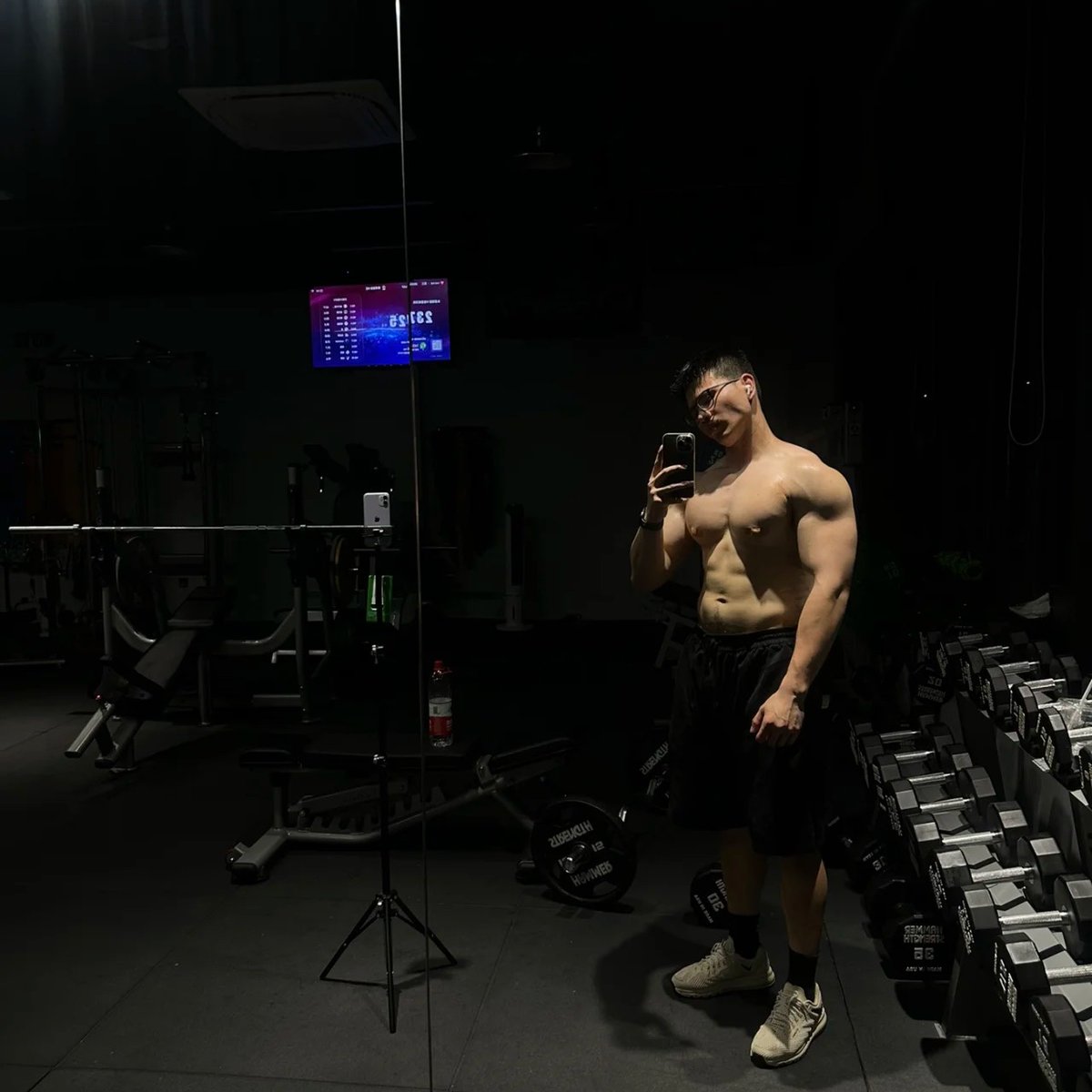 fangshuge's tweet photo. 健身教练  肌肉男 大胸肌 粗手臂 肌肉猛1 臂围45 猛男 胡子帅哥 帅哥 
天天健身 https://t.co/cvN3bJFtEs