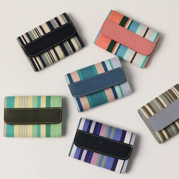 controller_slct's tweet image. 【LES TOILES DU SOLEIL】

ロゴを刻印した本革がアクセントとなり、上品な印象に。
便利な４連キーホルダーです。

中にはカードポケットもあり、カード式の鍵やICカードなども収納できます。

#レ・トワール・デュ・ソレイユ
#キーケース

shop.controller.co.jp/items/21609253