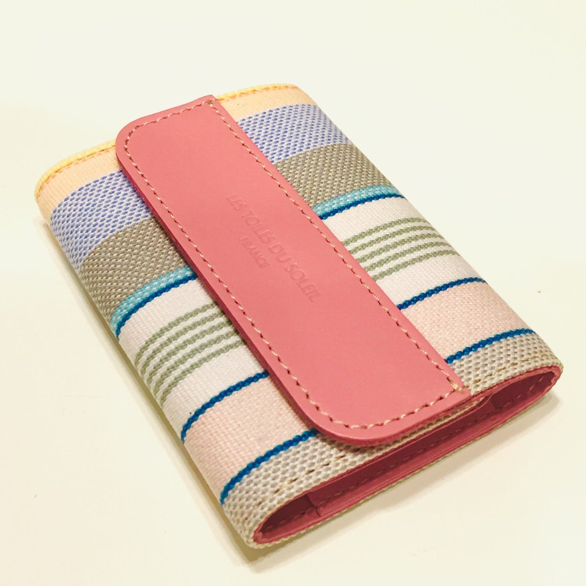 controller_slct's tweet image. 【LES TOILES DU SOLEIL】

ロゴを刻印した本革がアクセントとなり、上品な印象に。
便利な４連キーホルダーです。

中にはカードポケットもあり、カード式の鍵やICカードなども収納できます。

#レ・トワール・デュ・ソレイユ
#キーケース

shop.controller.co.jp/items/21609253