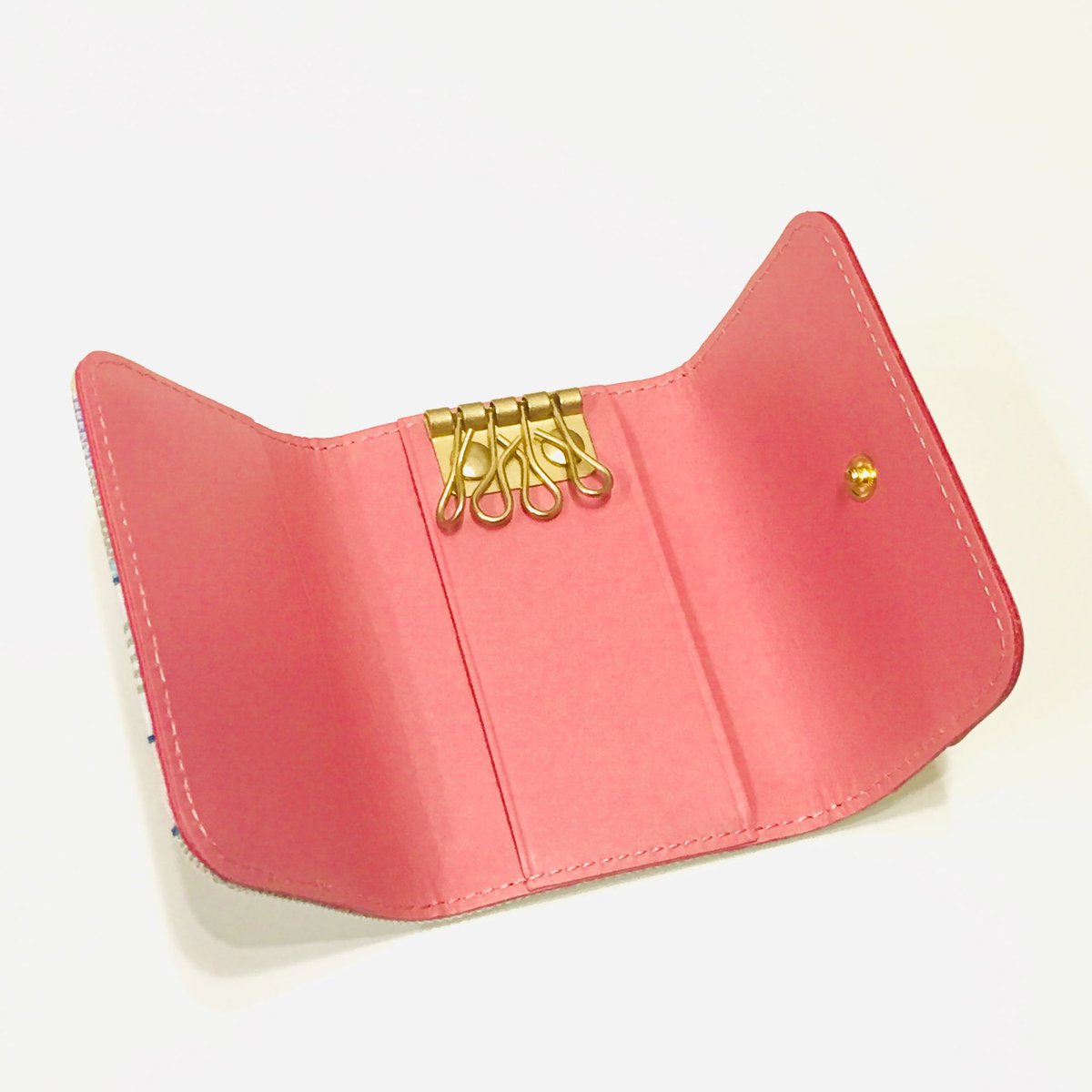 controller_slct's tweet image. 【LES TOILES DU SOLEIL】

ロゴを刻印した本革がアクセントとなり、上品な印象に。
便利な４連キーホルダーです。

中にはカードポケットもあり、カード式の鍵やICカードなども収納できます。

#レ・トワール・デュ・ソレイユ
#キーケース

shop.controller.co.jp/items/21609253