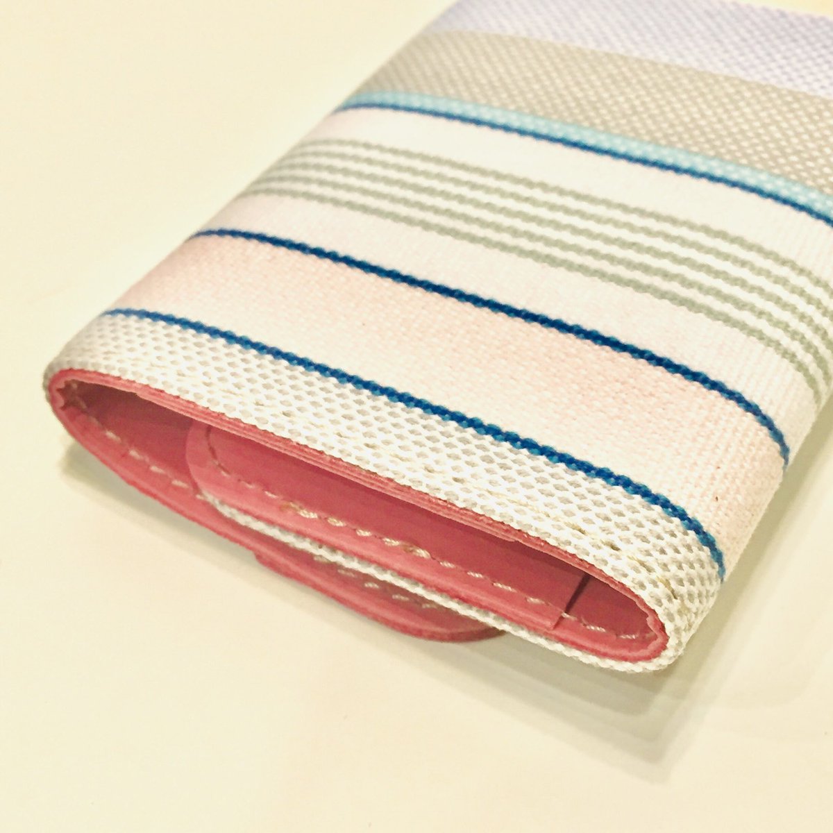 controller_slct's tweet image. 【LES TOILES DU SOLEIL】

ロゴを刻印した本革がアクセントとなり、上品な印象に。
便利な４連キーホルダーです。

中にはカードポケットもあり、カード式の鍵やICカードなども収納できます。

#レ・トワール・デュ・ソレイユ
#キーケース

shop.controller.co.jp/items/21609253