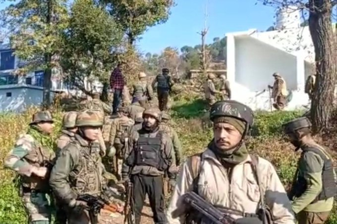 ShimonaSharma3's tweet photo. Combined Search operation is continue in Poonch -Rajouri with the help of civil and Ex-Servicemen. #RajouriAttack #OPTrinetra #JammuAndKashmir https://t.co/um7UbphvqI