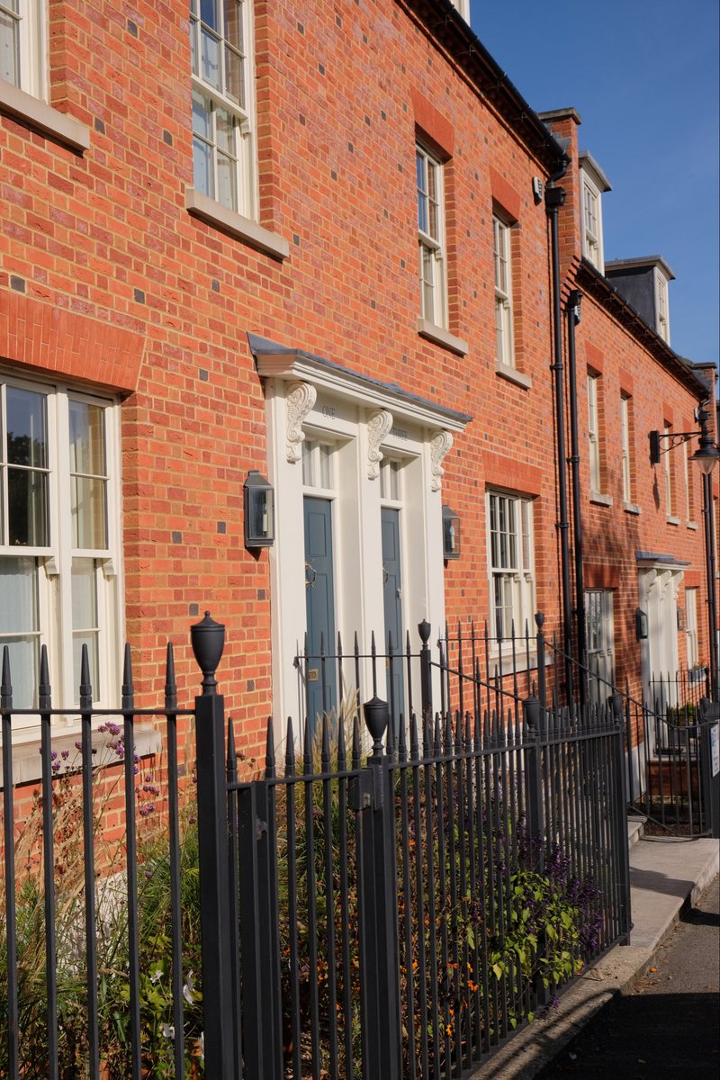 createstreets's tweet photo. New mews housing in Hatfield. So simple yet well designed &amp; built. This consistently polls incredibly well in visual preference surveys. https://t.co/AQeARpoal1