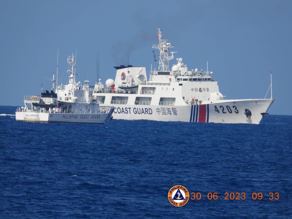 jacquemanabat's tweet photo. Philippine Coast Guard confirms China Coast Guard vessels blocked and shadowed them while on their way to Ayungin Shoal (Second Thomas Shoal) last June 30.

The China Coast Guard went as near as perilous distance of less than 100 yards from PCG ship.

📸 @coastguardph https://t.co/PMwaqyuQHj