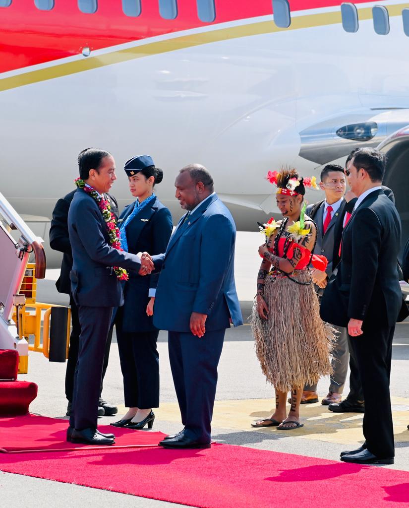 jokowi's tweet photo. Tiba di Bandara International Jacksons, Port Moresby, Papua Nugini, pukul 11.00 waktu setempat dan disambut langsung oleh Yang Mulia Perdana Menteri Papua Nugini James Marape. https://t.co/0T2l5WjZP2