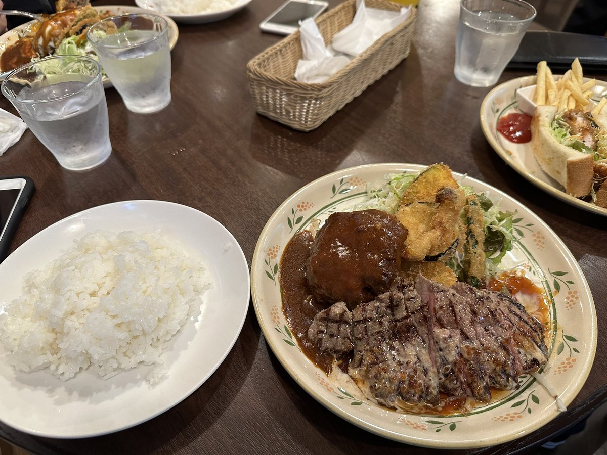 yaminotami's tweet photo. 中華そばふじい　舟屋　さかえ　河内屋
最近食った大阪大衆グルメ🍖
高くて上手いのは沢山あるけど安くて上手いのは中々無いよなぁ。幸❤️ https://t.co/8zbwtM48hJ